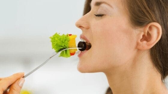 Eating fresh vegetables will make your mouth less acidic